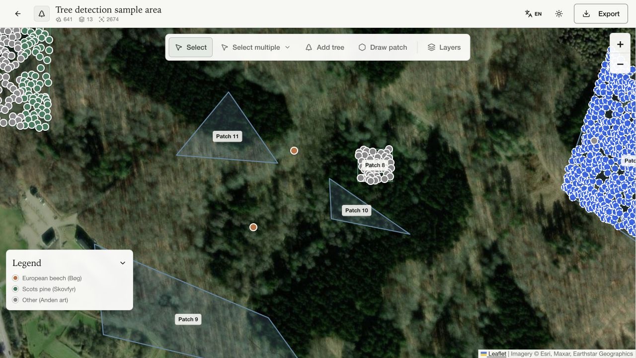 maiar.forest viser enkelttræer, skovområder og datalag på et luftfoto.